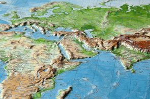 Svět rámovaná reliéfní plastická mapa 1:53 500 000 (80 x 60 cm)