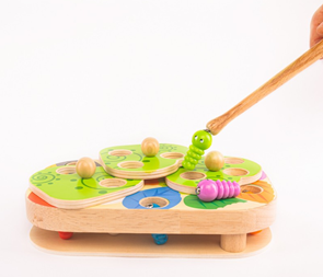 Chytání housenek – dřevěná motorická stolní hra s magnety